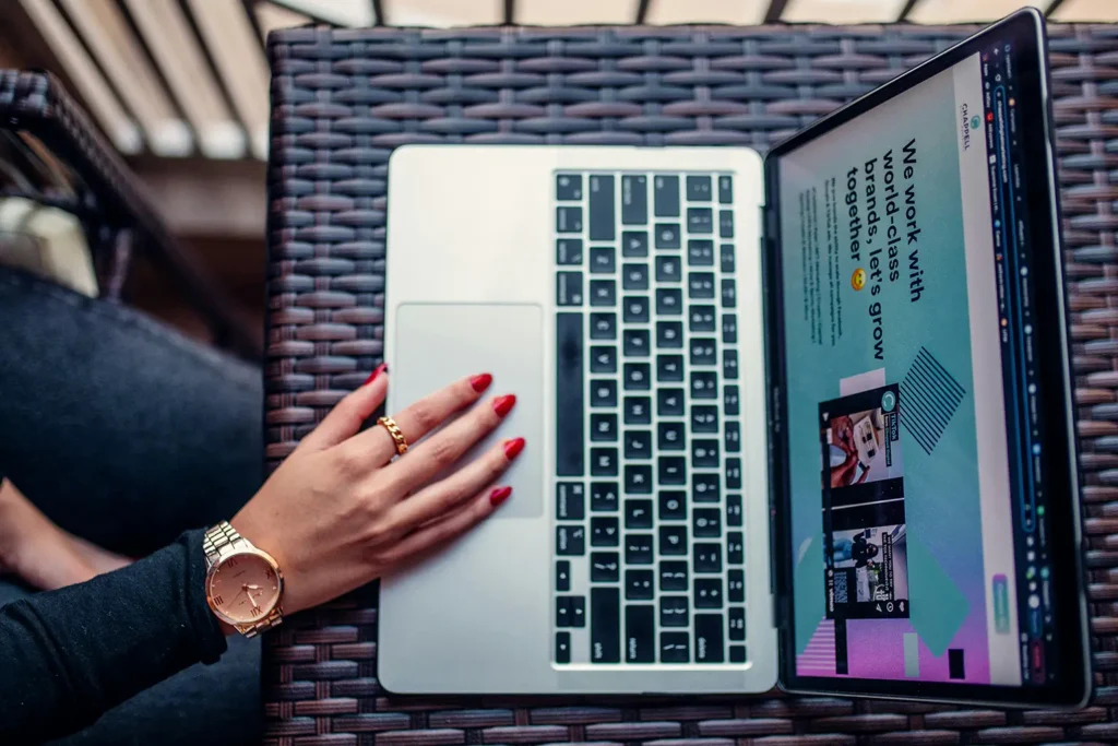 Ordinateur affichant un site internet professionnel