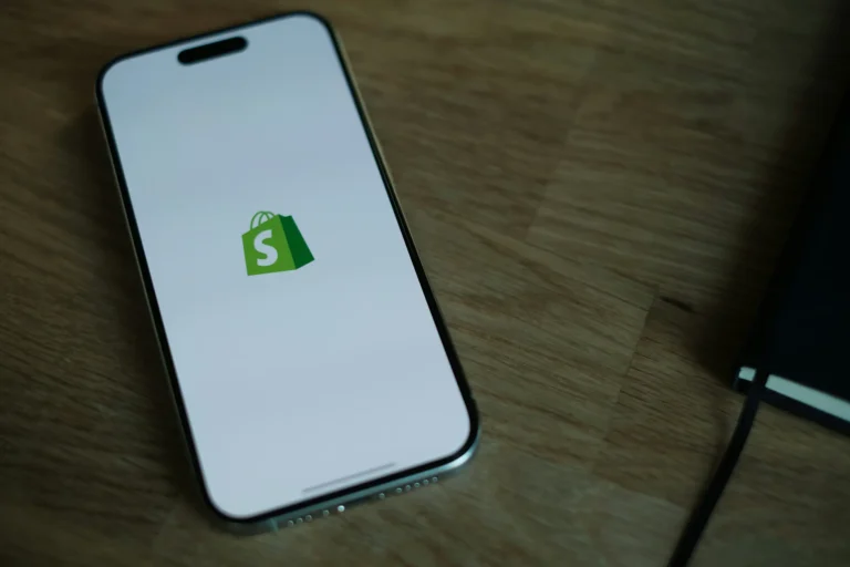 Téléphone affichant le logo de la plateforme Shopify